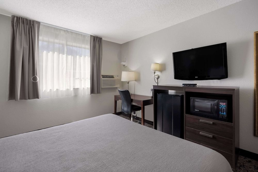 Standard Room, 1 Queen Bed, Accessible, Refrigerator & Microwave