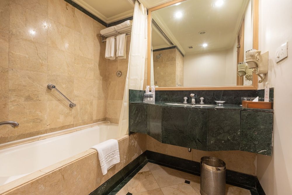 The Orchid Hotel Mumbai Vile Parle Deluxe Room City View King Bed with Bathtub 6