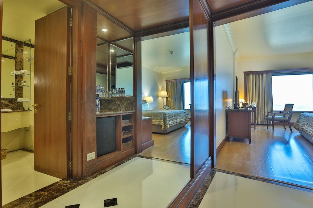 The Orchid Hotel Mumbai Vile Parle Deluxe Room City View King Bed with Bathtub 7