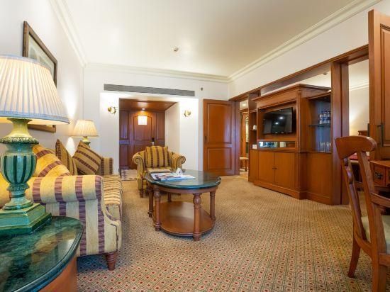 Orchid Suite with Living Room and Two-Way Airport Transfers