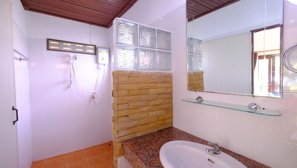 Lolita Bungalow Deluxe Garden View (A/C) 6