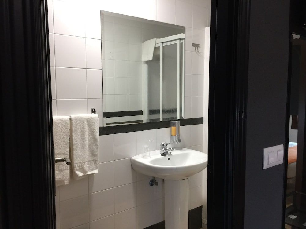 KUBIK Hotel Standard Double or Twin Room 7