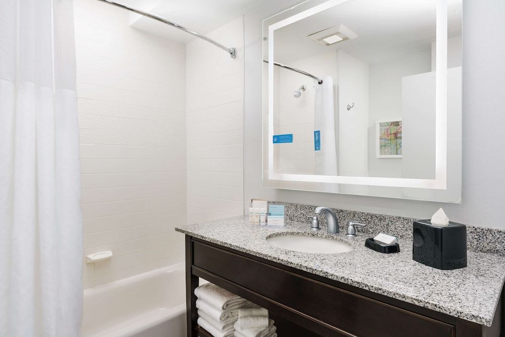 Hampton Inn Washington, D.C./White House Room, 2 Queen Beds, Accessible (Hearing) 5