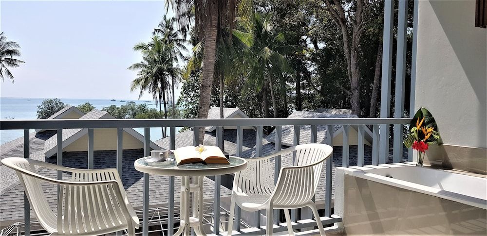 Villa Cha-Cha Krabi Beachfront Resort Deluxe Double Room with Sea View 4