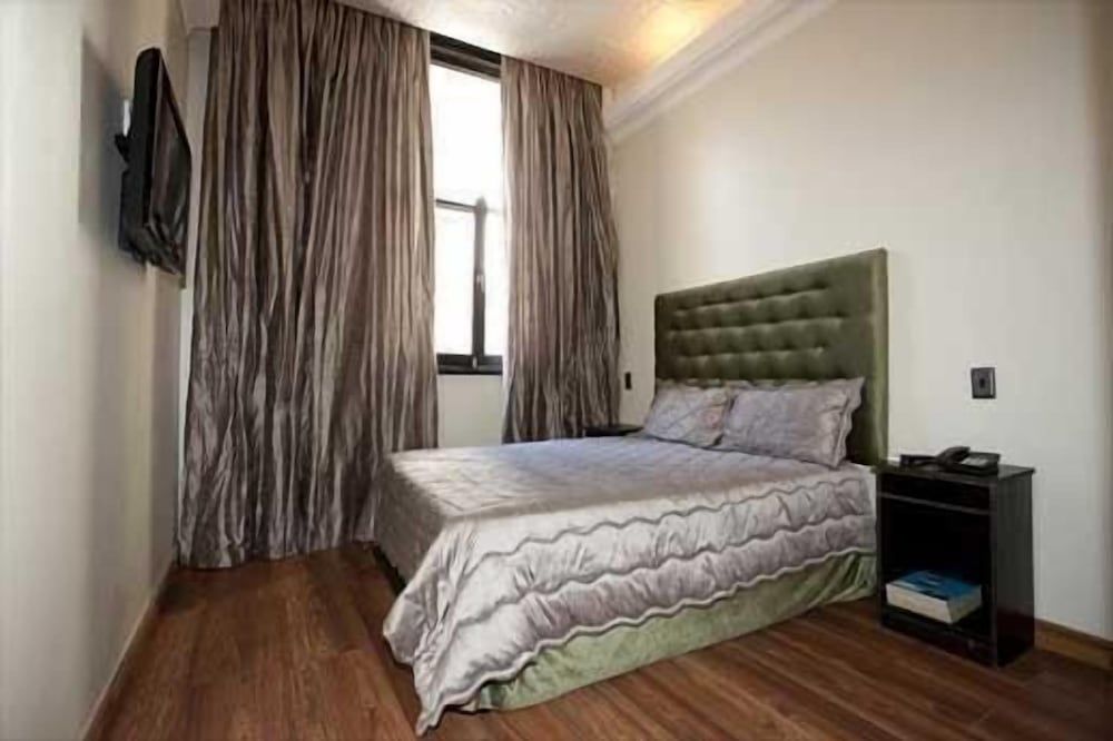 undefined Kings in Cape Hotel 9