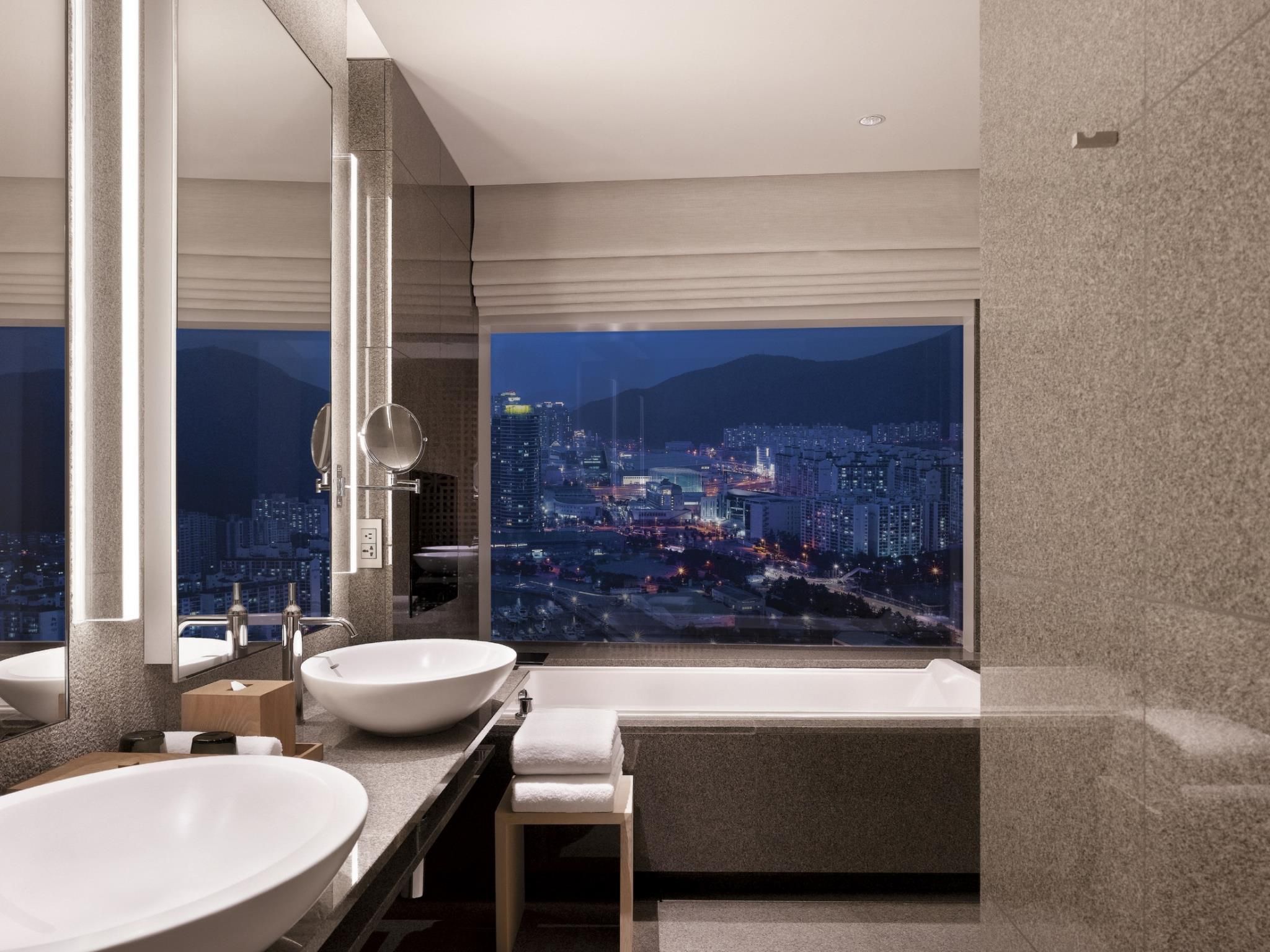 Marina Ocean Corner Suite