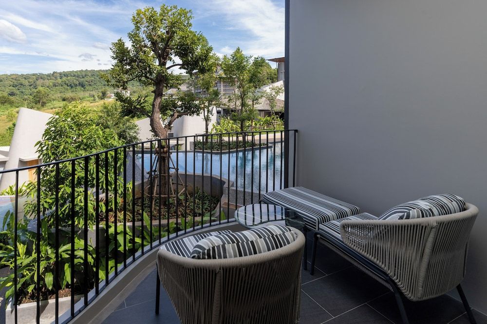 Varana Hotel Krabi Luxe Pool King Bed 4