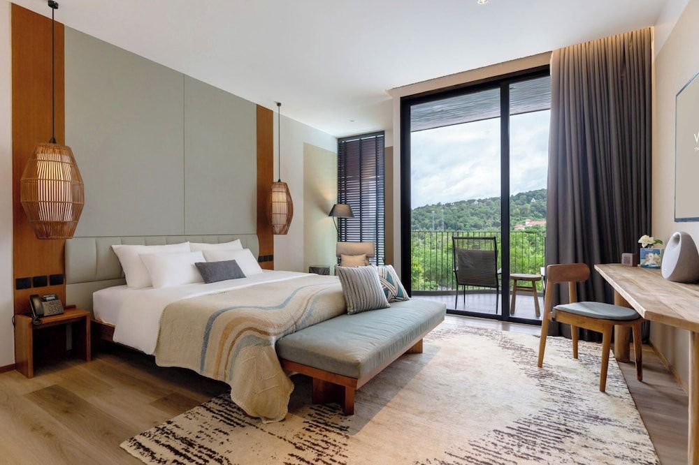 Varana Hotel Krabi Luxe Pool King Bed 3