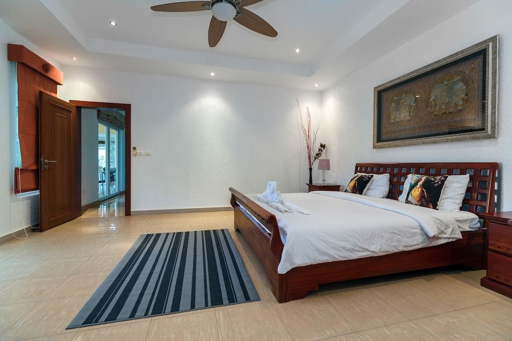 undefined Stunning Luxury Golf and Pool Villas 2