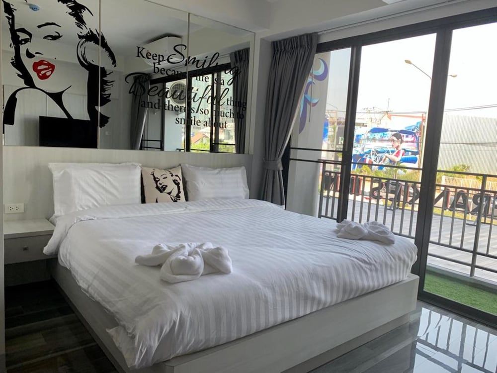 undefined Frankie's Inn