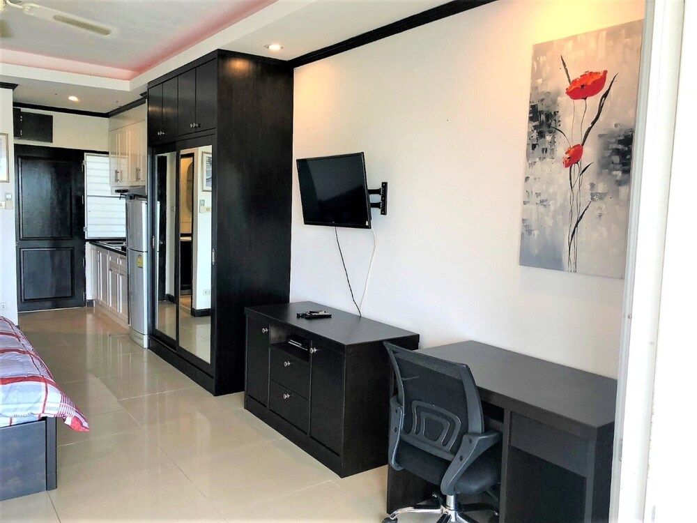 undefined Top Floor Spacious Studio 8