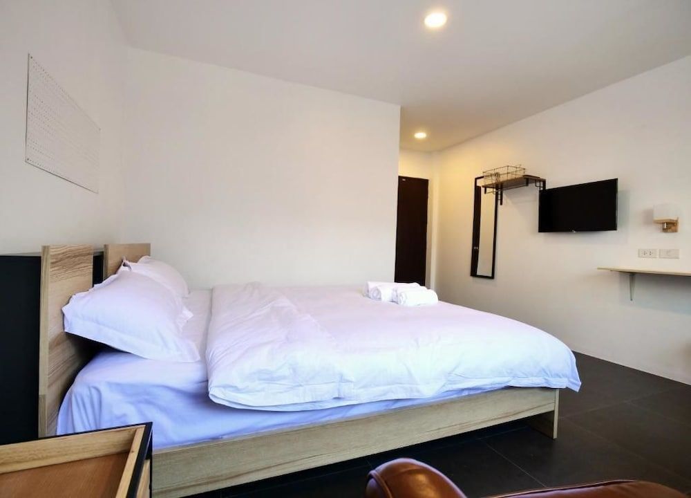 Breeze Hostel Pattaya Deluxe Room, 1 King Bed, Private Bathroom 2