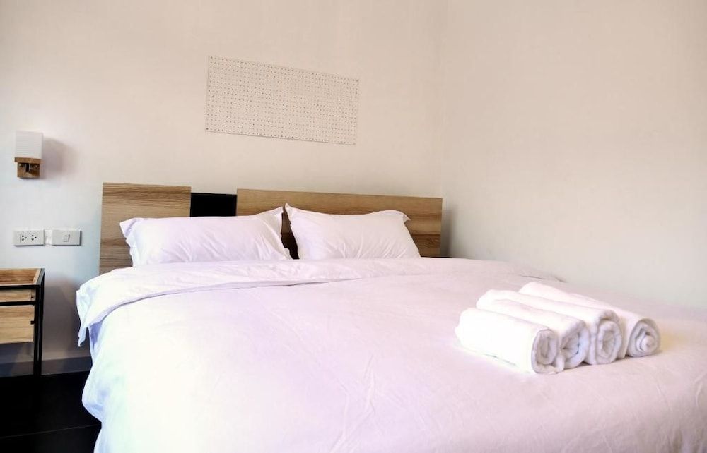 Breeze Hostel Pattaya Deluxe Room, 1 King Bed, Private Bathroom 3