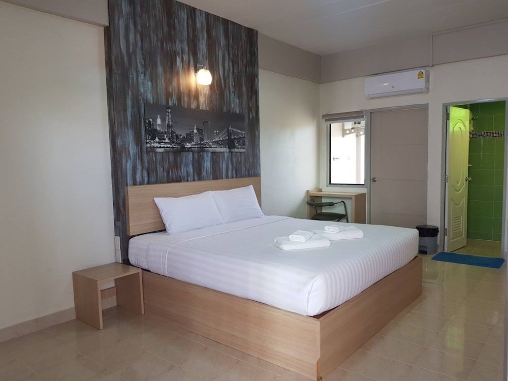Blue Bed Pattaya SHA by Zuzu Standard Double Room 2