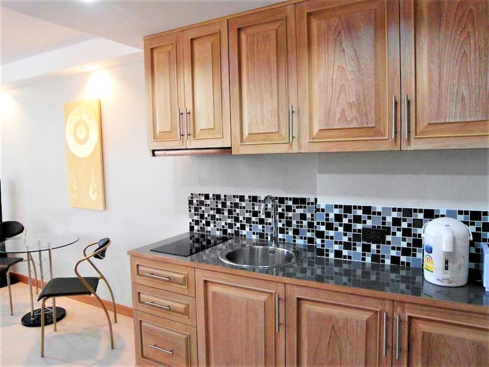 Swimming Pool View Spacious Studio 5 Min To Beach Condo, 1 Bedroom, Accessible, Smoking 12