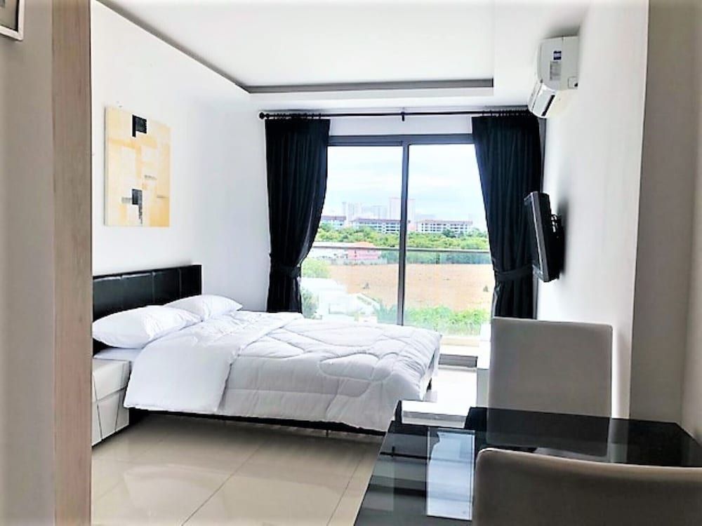 Laguna Beach 3 The Maldives - top Floor Studio Apartment, 1 Bedroom, Smoking, Balcony 4