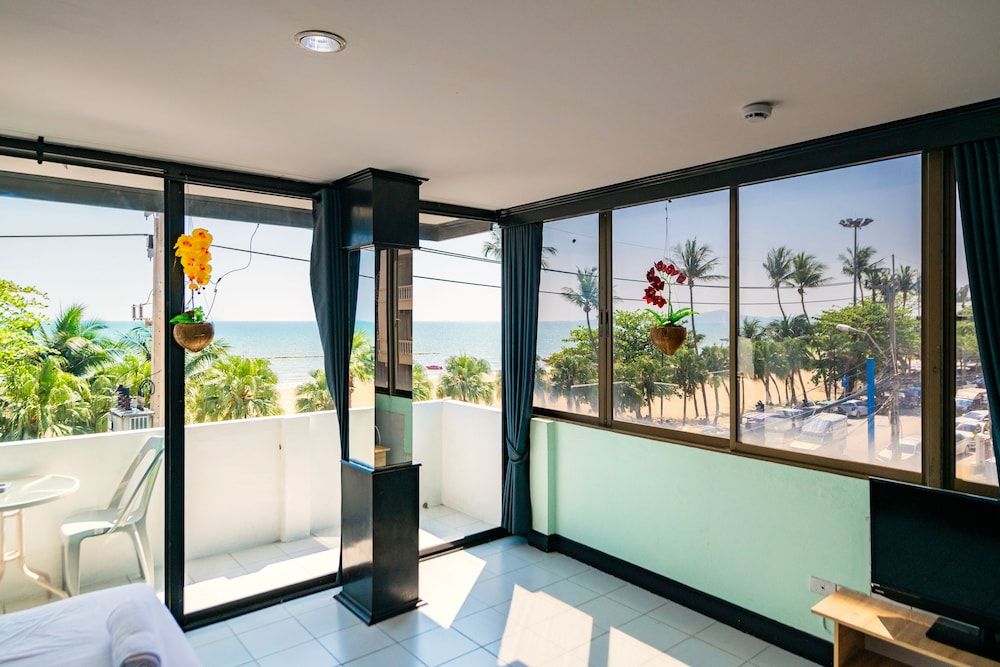 Happy Jomtien - Beachfront Premium Double Room, Balcony, Ocean View 5