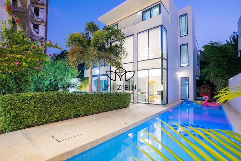 undefined Yizen VIP Luxury Palm Springs Villas