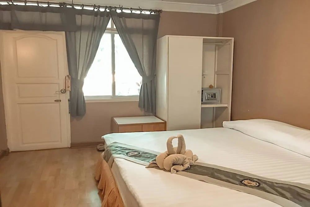 Deluxe Room, 1 King Bed, Pool View