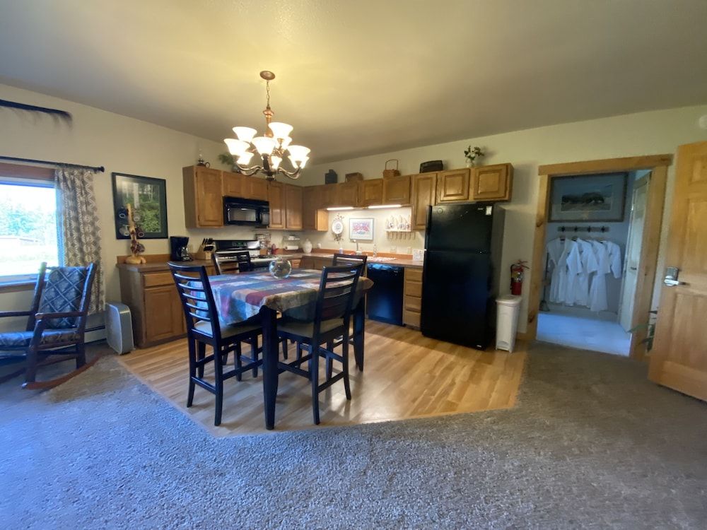 Signature Suite, Multiple Beds, Kitchen, Mountain View