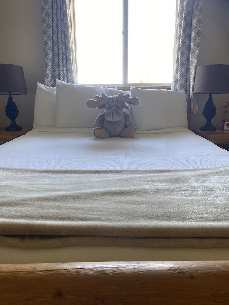Signature Suite, Multiple Beds, Kitchen, Mountain View