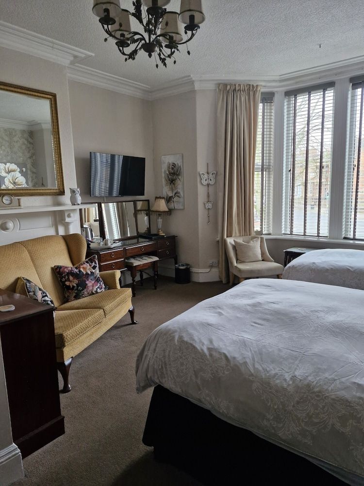 Warwick Lodge Guesthouse Standard Double or Twin Room, Ensuite 3