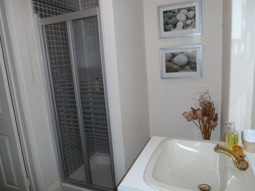 Warwick Lodge Guesthouse Standard Twin Room, Ensuite