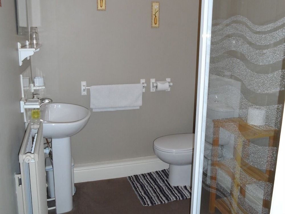 Warwick Lodge Guesthouse Standard Double Room, Ensuite 2