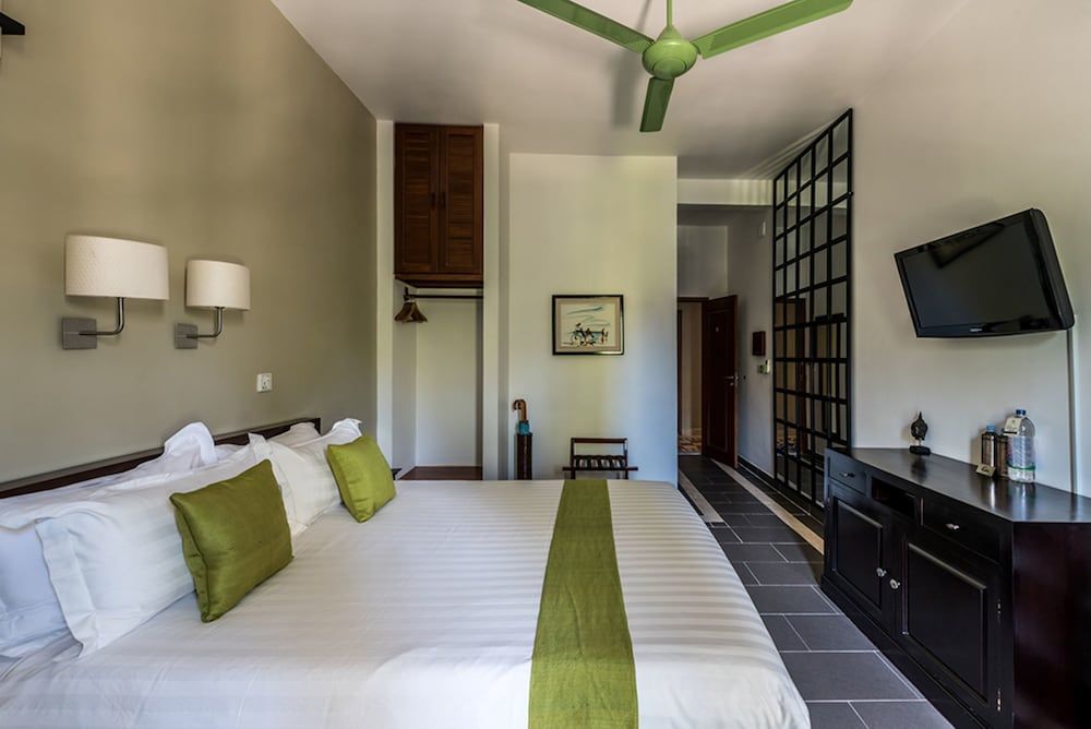 The Columns Deluxe Queen 3