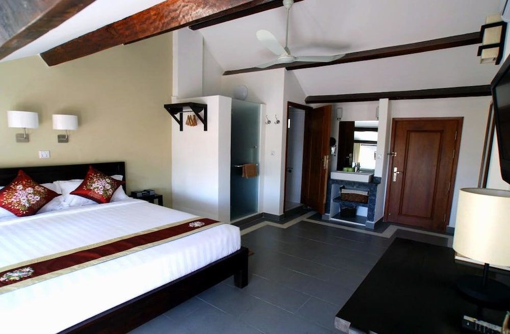 The Columns Deluxe Double Room with Balcony