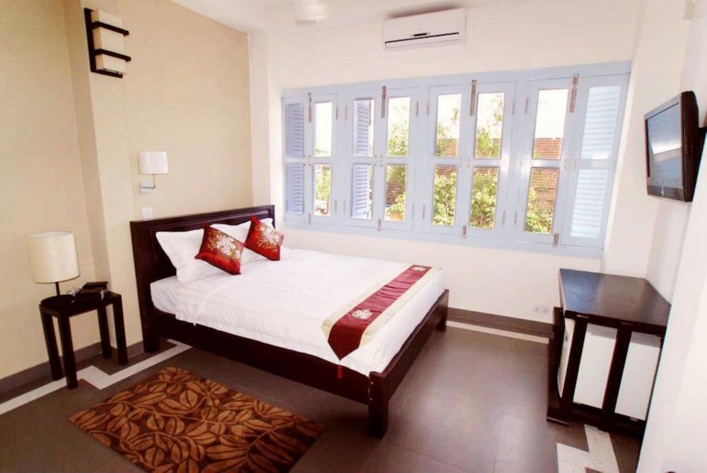 The Columns Deluxe Queen 2