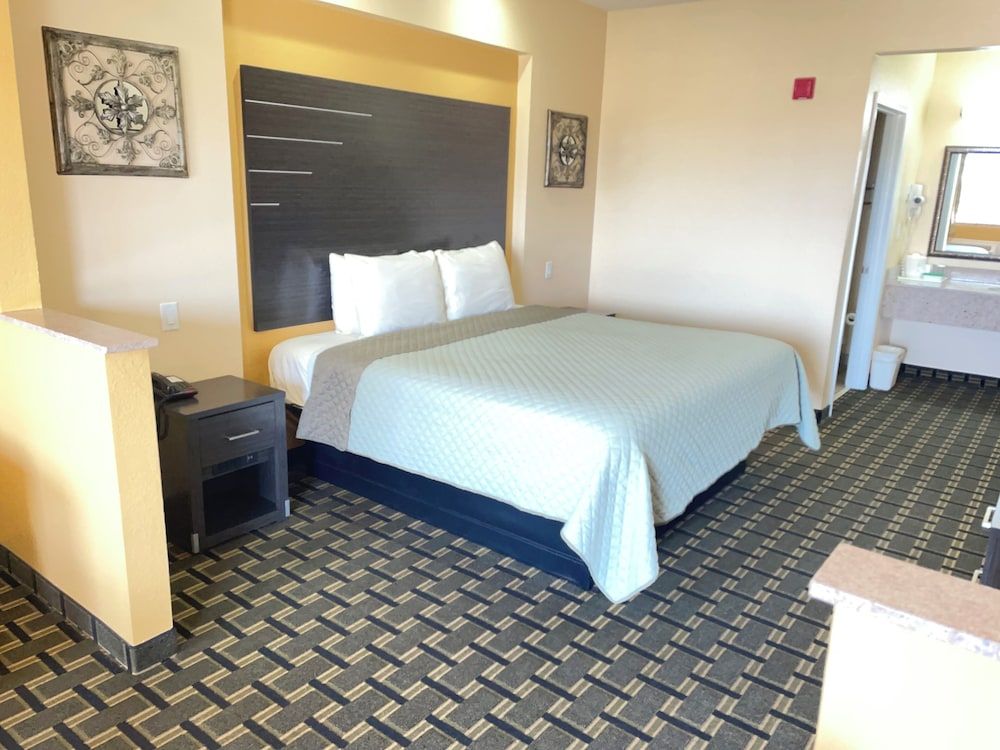Homegate Inn and Suites Deluxe Room, 1 King Bed, Non Smoking 4