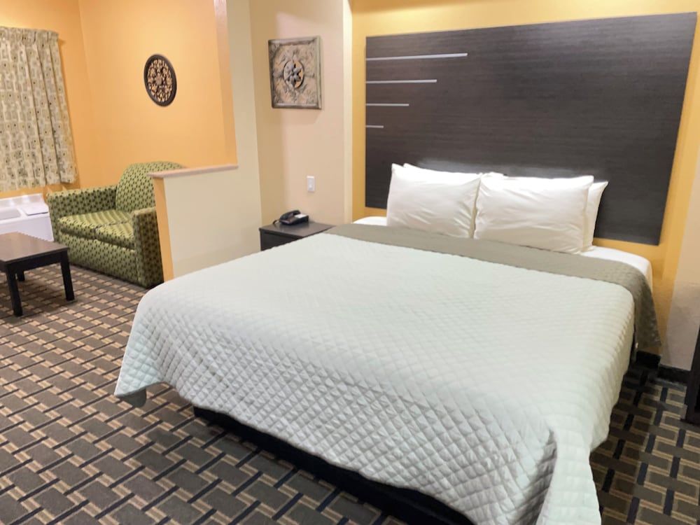 Homegate Inn and Suites Deluxe Room, 1 King Bed, Non Smoking 8