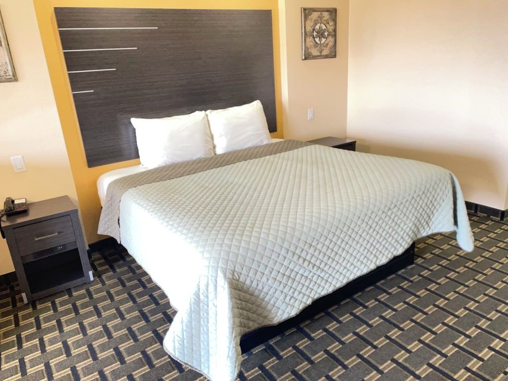 Homegate Inn and Suites Deluxe Room, 1 King Bed, Non Smoking 3