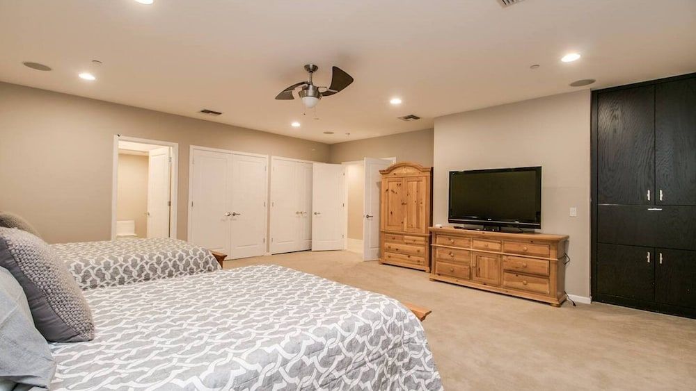 Studio (4 Bedrooms)