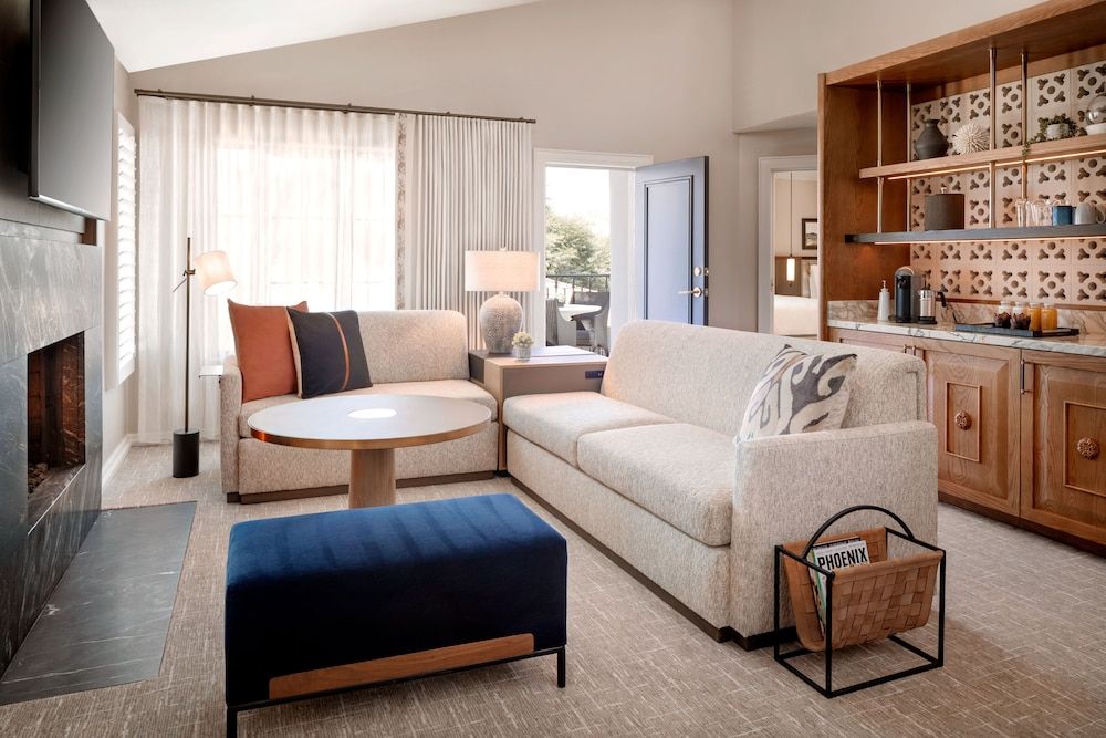 Privado One Bedroom Suite 1 King- 850sf 79sm Patio or balcony, gas fireplace, oversized shower