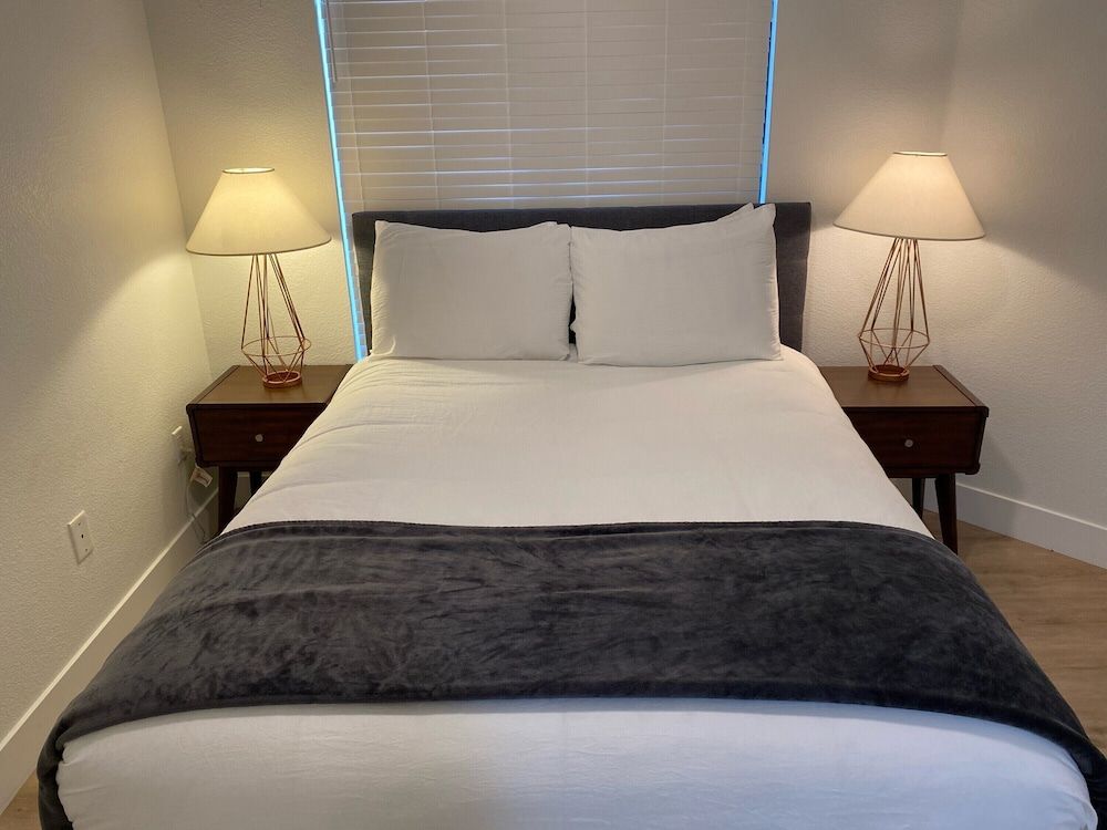 Deluxe Condo, 2 Bedrooms, Balcony