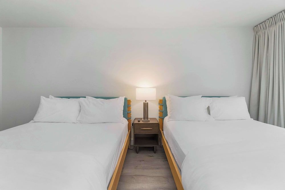 Room, 2 Queen Beds, Non Smoking, Pool View