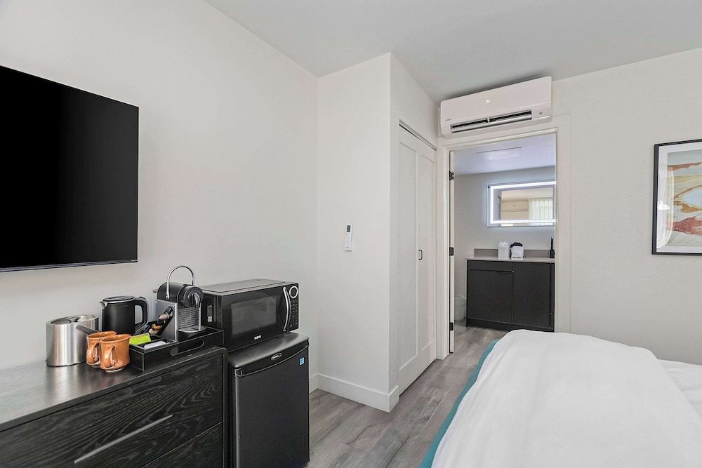 Room, 2 Queen Beds, Non Smoking, Pool View