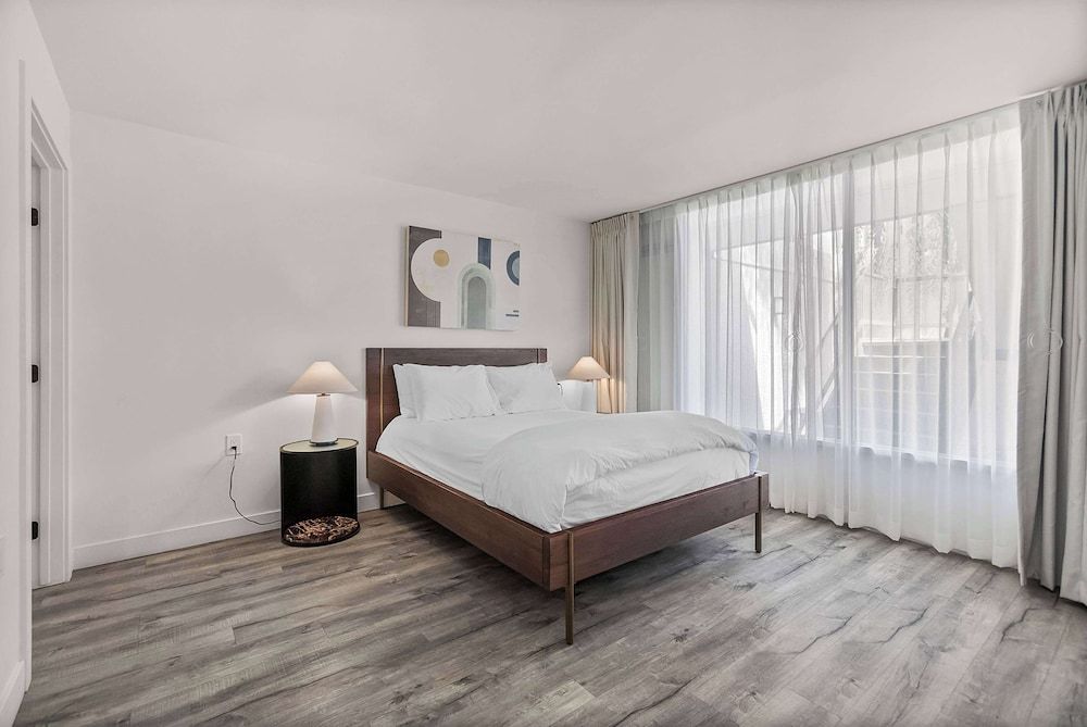 Suite, 1 Queen Bed, Non Smoking, Courtyard View