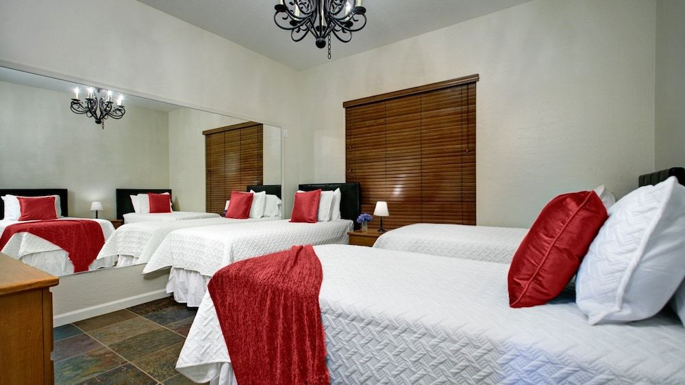 Studio (6 Bedrooms)