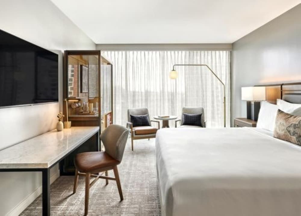 Deluxe Room, 1 King Bed, Accessible