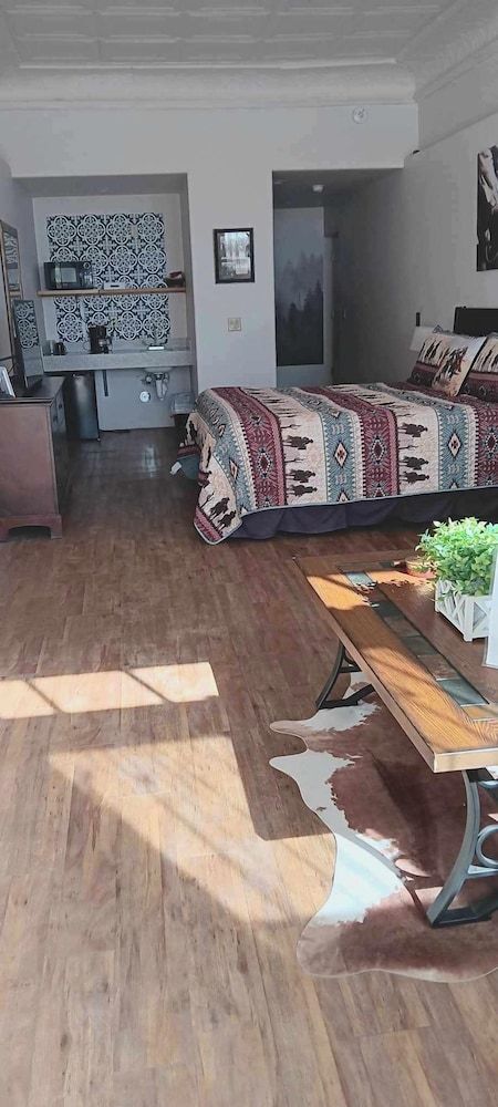 Katie's Cozy Suites Deluxe Studio Suite, 1 King Bed 4