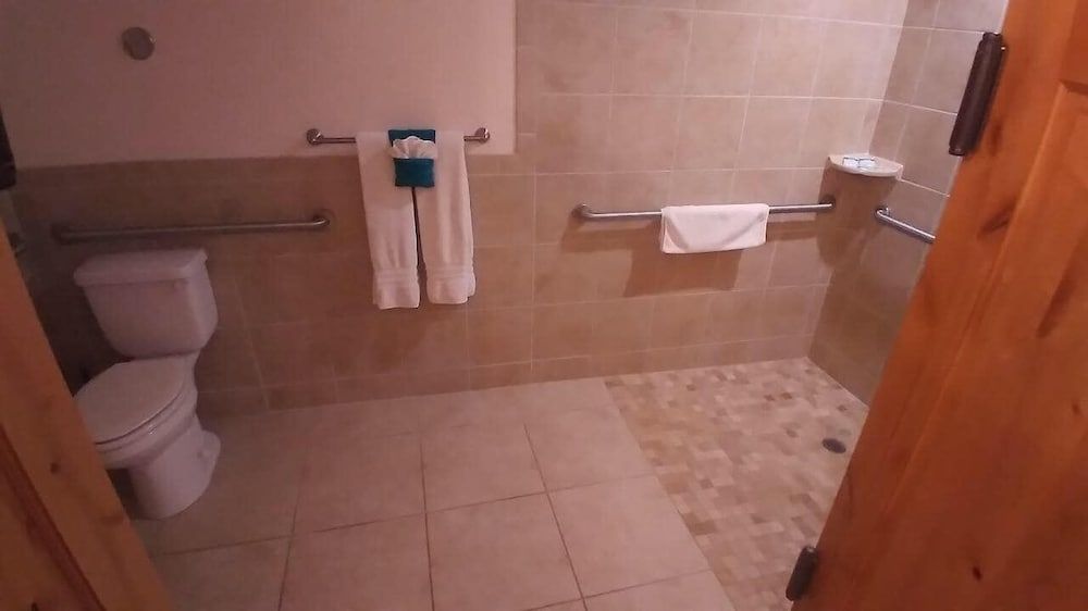 Katie's Cozy Suites Deluxe Studio Suite, 1 King Bed 2