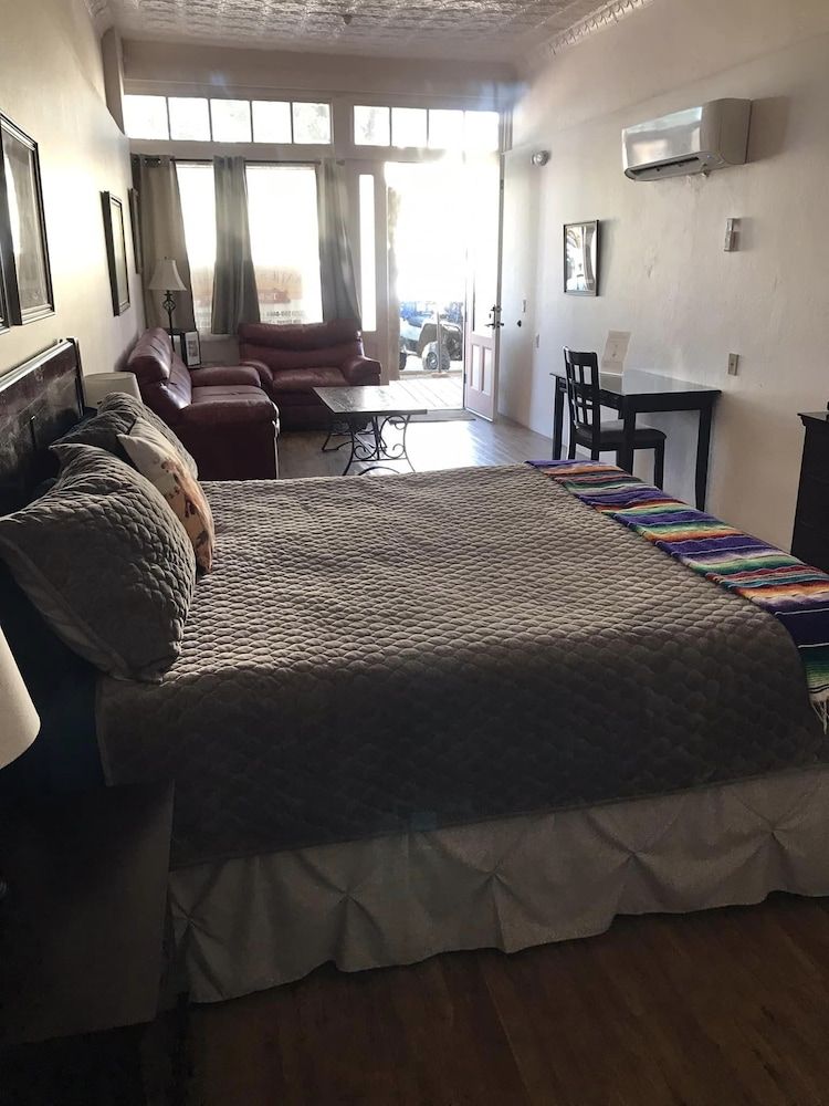 Katie's Cozy Suites Classic Studio Suite 5