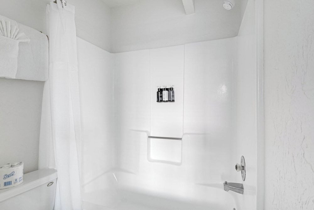 SoCal Vacations - Village Inn Kodiak Bear 10