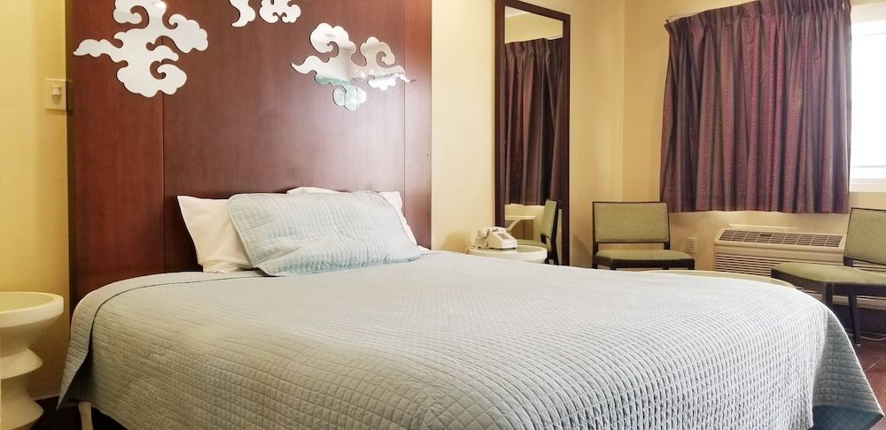 Century Motel Deluxe Room 5