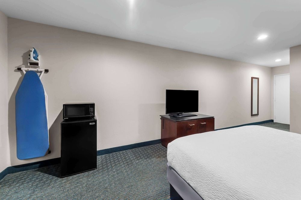 Quality Inn San Diego South - Chula Vista Standard Room, 1 King Bed, Non Smoking 2