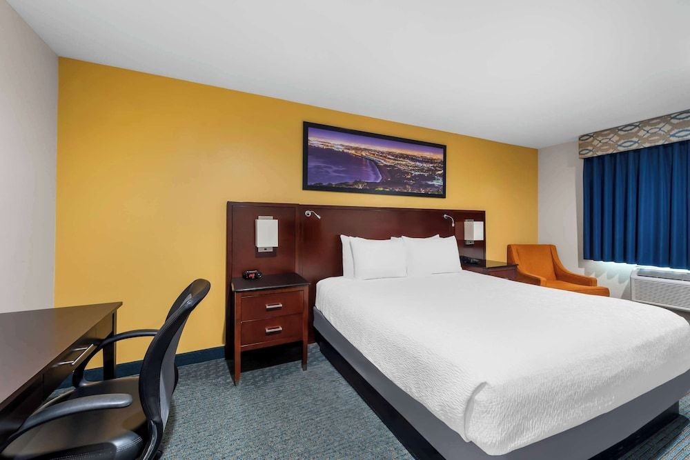 Quality Inn San Diego South - Chula Vista Standard Room, 1 King Bed, Non Smoking