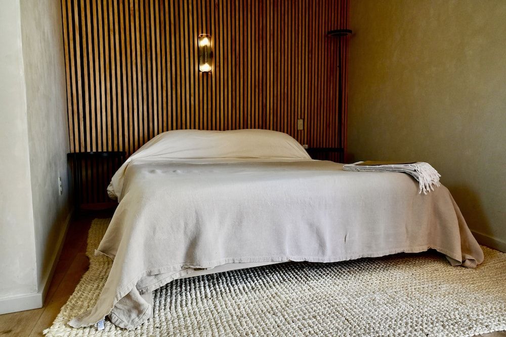 Classic Room, 1 Queen Bed, Private Bathroom, Corner